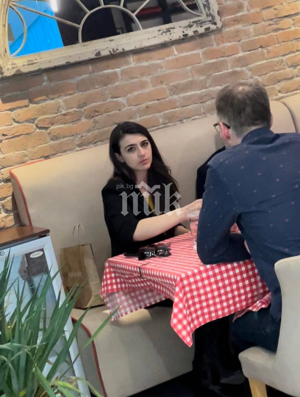 Лена Бориславова и гаджето й надигат наздравици в мола